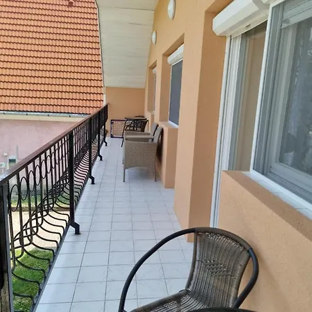 Lilian Apartmanhaz Lägenhet *