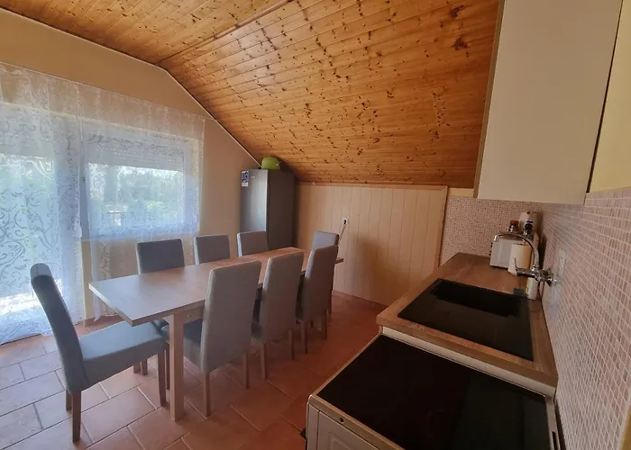 Lilian Apartmanhaz דירה *