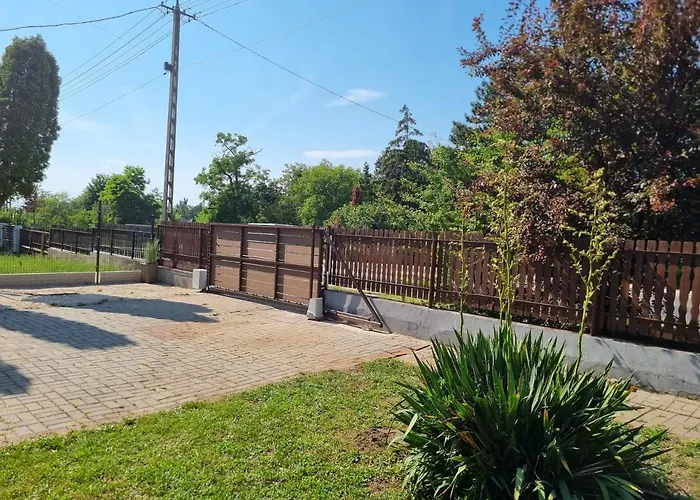 Lilian Apartmanhaz דירה *